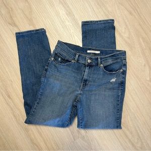 Levis Classic Straight Jeans Womens Size 6 Medium Wash‎ Blue Distressed.
